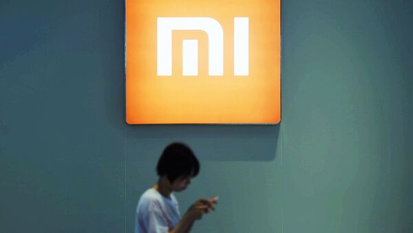 Пользоователь со смартфоном около логотипа Xiaomi - Sputnik Արմենիա