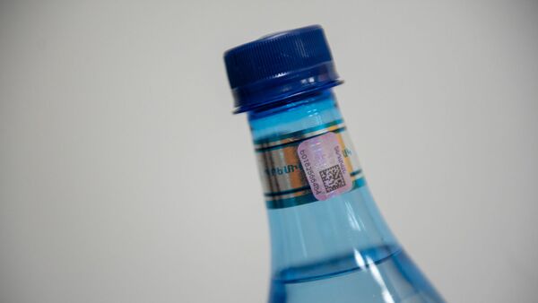 Бутылка минеральной воды с акцизом - Sputnik Армения