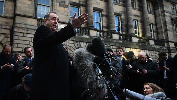 Бывший первый министр Шотландии Алекс Салмонд обращается к СМИ за пределами заседания суда (8 января 2019). Эдинбург - Sputnik Армения
