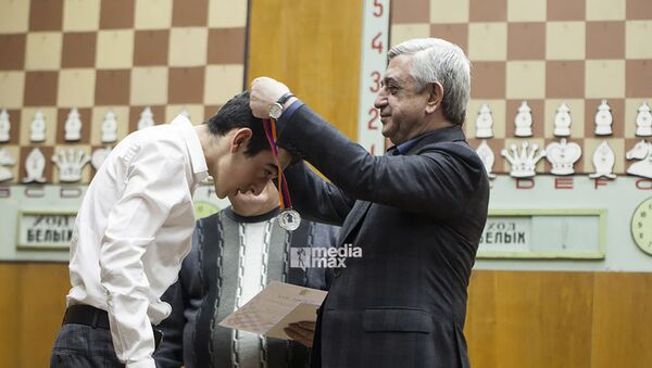 Президент Федерации шахмат Армении Серж Саргсян наградил победителей (24 января 2019). Еревaн - Sputnik Армения