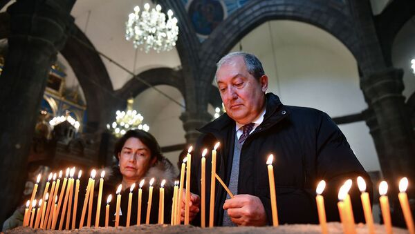 Президент Армен Саркисян с супругой Нунэ Саркисян в церкви Святой Богородицы (25 января 2019). Гюмри - Sputnik Արմենիա