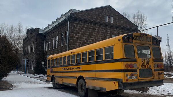 Автобус у дома-интерната Трчунян тун - Sputnik Армения