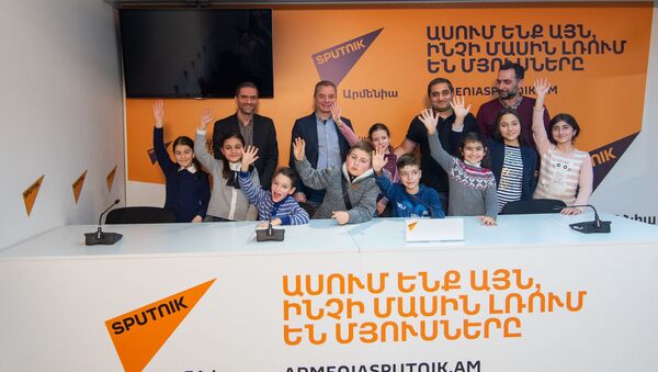 Юные ученики школы журналистики в пресс-центре Sputnik Армения - Sputnik Армения