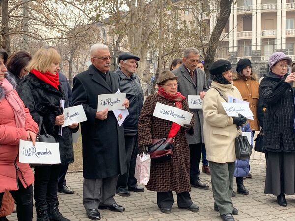 «Մենք հիշում ենք»․ հրեական համայնքը հարգանքի տուրք է մատուցել Հոլոքոստի զոհերի հիշատակին «Մենք հիշում ենք»․ հրեական համայնքը հարգանքի տուրք է մատուցել Հոլոքոստի զոհերի հիշատակին - Sputnik Արմենիա