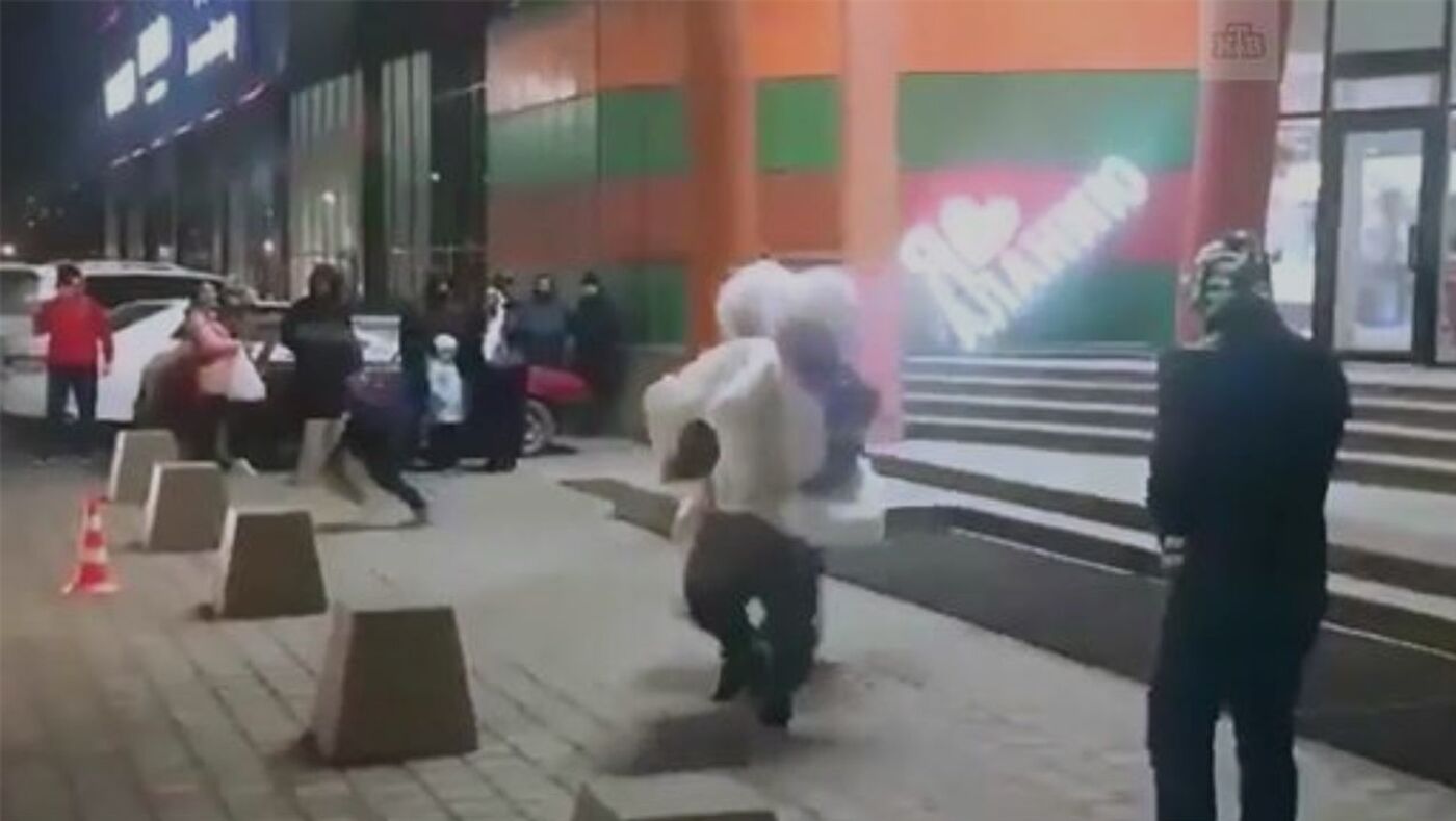 Видео: Горец - Хлюпик Дважды Уронил Любимую Во Время Кражи Невесты