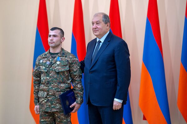 Эти ребята позиций сдавать не умеют: президент Армении не смог скрыть слез в День армии Эти ребята позиций сдавать не умеют: президент Армении не смог скрыть слез в День армии - Sputnik Армения