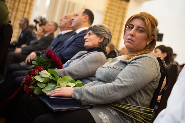 Эти ребята позиций сдавать не умеют: президент Армении не смог скрыть слез в День армии Эти ребята позиций сдавать не умеют: президент Армении не смог скрыть слез в День армии - Sputnik Армения