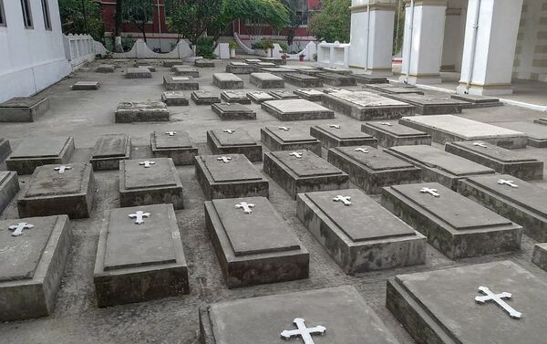 Надгробные плиты во дворе армянской церкви Святого Воскресения. Дакка, Бангладеш - Sputnik Армения