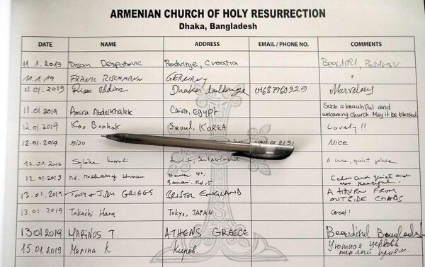 Журнал посетителей в армянской церкви Святого Воскресения. Дакка, Бангладеш - Sputnik Армения