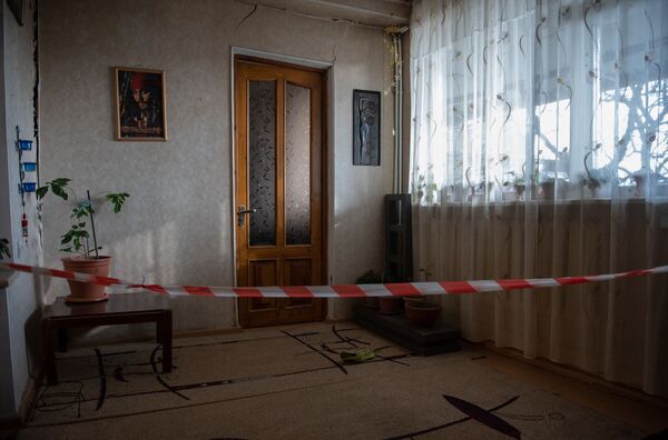 Ужасы нашего городка: что делать жителям Сари Таха, пока на их головы рушатся потолки Ужасы нашего городка: что делать жителям Сари Таха, пока на их головы рушатся потолки - Sputnik Армения
