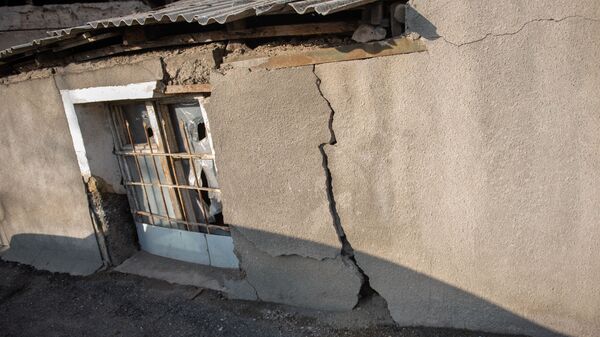 Разрушения в домах жителей района Сари Таг - Sputnik Армения