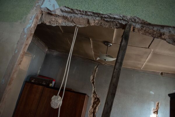 Ужасы нашего городка: что делать жителям Сари Таха, пока на их головы рушатся потолки Ужасы нашего городка: что делать жителям Сари Таха, пока на их головы рушатся потолки - Sputnik Армения