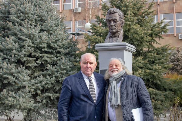Неслучайный памятник в неслучайном месте, или Как открывали бюст Грибоедова в Ереване Неслучайный памятник в неслучайном месте, или Как открывали бюст Грибоедова в Ереване - Sputnik Армения