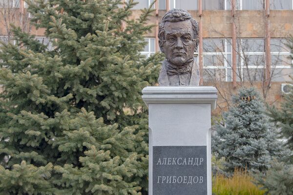 Неслучайный памятник в неслучайном месте, или Как открывали бюст Грибоедова в Ереване Неслучайный памятник в неслучайном месте, или Как открывали бюст Грибоедова в Ереване - Sputnik Армения