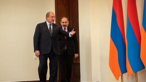 Президент Армен Саркисян и премьер-министр Никол Пашинян во время принятия присяги правительства Армении (30 января 2019). Еревaн - Sputnik Արմենիա