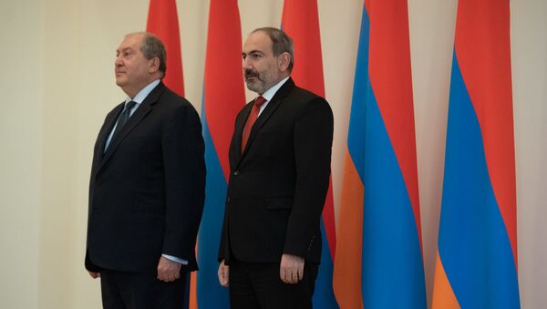 Президент Армен Саркисян и премьер-министр Никол Пашинян во время принятия присяги правительства Армении (30 января 2019). Еревaн - Sputnik Армения