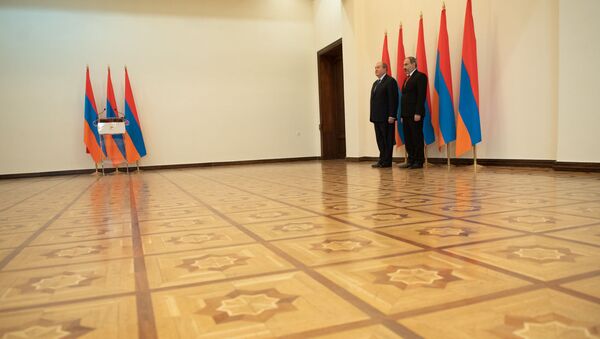 Президент Армен Саркисян и премьер-министр Никол Пашинян во время принятия присяги правительства Армении (30 января 2019). Еревaн - Sputnik Արմենիա