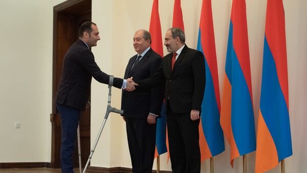 Презиент Армен Саркисян и премьер-министр Никол Пашинян поздравляют министра юстиции Артака Зейналяна после принятия присяги (30 января 2019). Еревaн - Sputnik Արմենիա