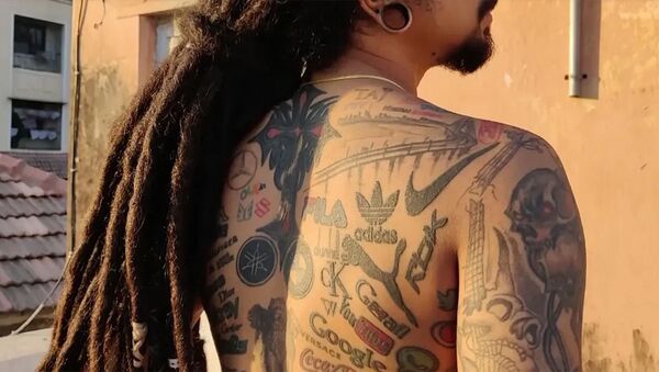 Индийский тату-мастер набил себе 442 логотипа любимых брендов - Sputnik Армения