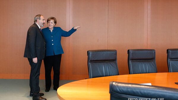 Премьер-министра Армении Никол Пашинян и канцлер Германии Ангела Меркель перед началом переговоров (1 февраля 2019). Берлин - Sputnik Армения