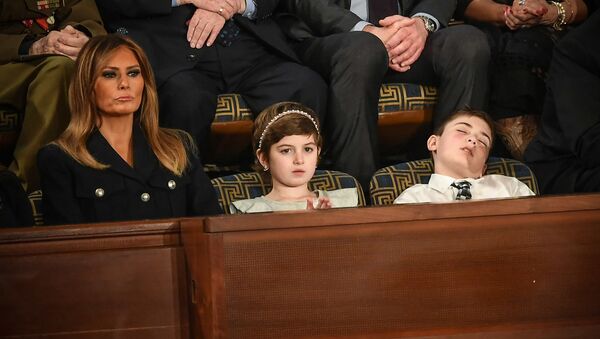 Меланья Трамп, Грейс Элин и 11-летний Джошуа Трамп, который заснул на выступлении президента США Дональда Трампа в Конгрессе (5 февраля 2019, Вашингтон) - Sputnik Армения