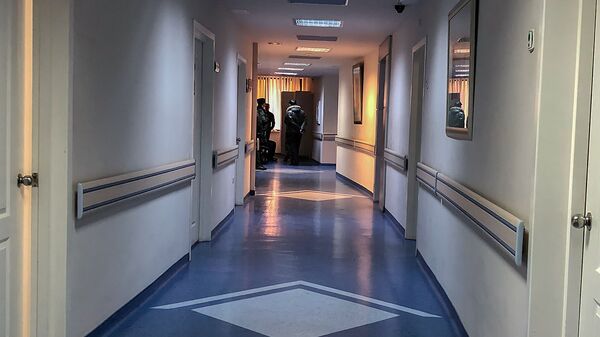 Конвой перед палатой Манвела Григоряна в медицинском центре Наири - Sputnik Արմենիա