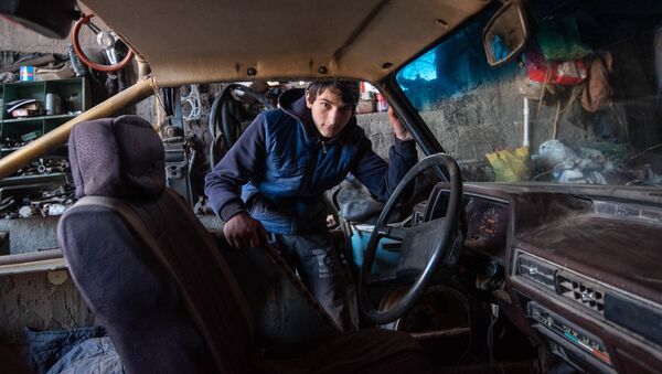 Тигран Товмасян у собственноручно собранного автомобиля Хищник - Sputnik Армения