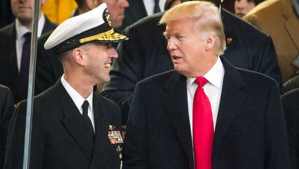 Президент США Дональд Трамп и адмирал ВМС США Джон Ричардсон на 58-м параде инаугурации президента в Белом доме (20 января 2017). Вашингтон - Sputnik Армения