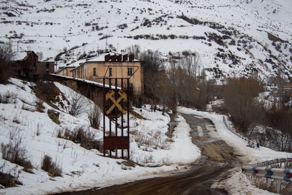 Ամայացող քաղաքը. բայց, եթե հաց էլ չլինի, մեղր կհյուրասիրեն՝ ամոթով չեն մնա. լուսանկարներ Ամայացող քաղաքը. բայց, եթե հաց էլ չլինի, մեղր կհյուրասիրեն՝ ամոթով չեն մնա. լուսանկարներ - Sputnik Արմենիա