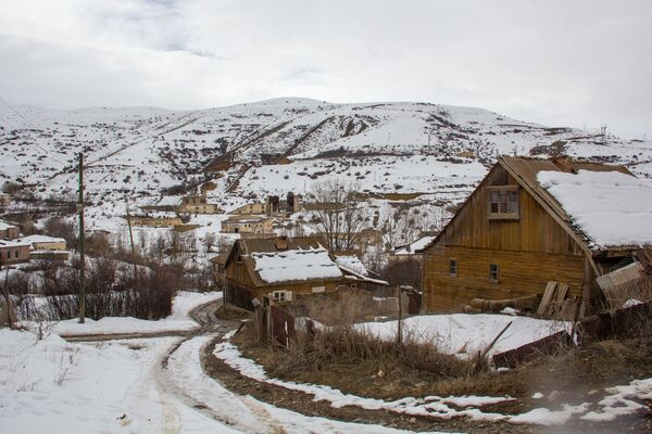 Ամայացող քաղաքը. բայց, եթե հաց էլ չլինի, մեղր կհյուրասիրեն՝ ամոթով չեն մնա. լուսանկարներ Ամայացող քաղաքը. բայց, եթե հաց էլ չլինի, մեղր կհյուրասիրեն՝ ամոթով չեն մնա. լուսանկարներ - Sputnik Արմենիա