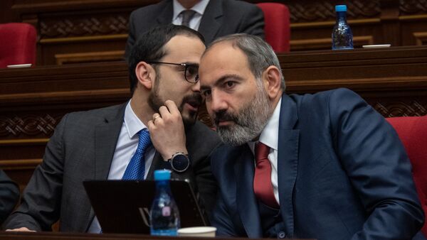 Премьер-министр Никол Пашинян и вице-премьер Тигран Авинян на внеочередном заседании парламента (12 февраля 2019). Еревaн - Sputnik Արմենիա