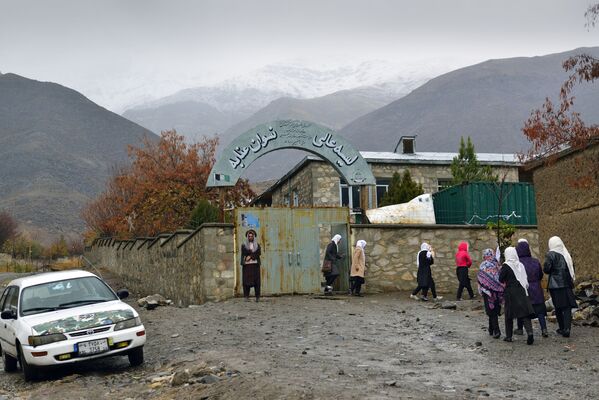 Школа для девочек в городе Базараке (Панджшерское ущелье) Школа для девочек в городе Базараке (Панджшерское ущелье) - Sputnik Армения