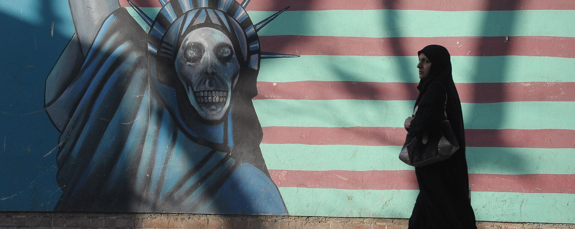 Граффити на стене бывшего посольства США в Тегеране. - Sputnik Армения, 1920, 01.04.2021