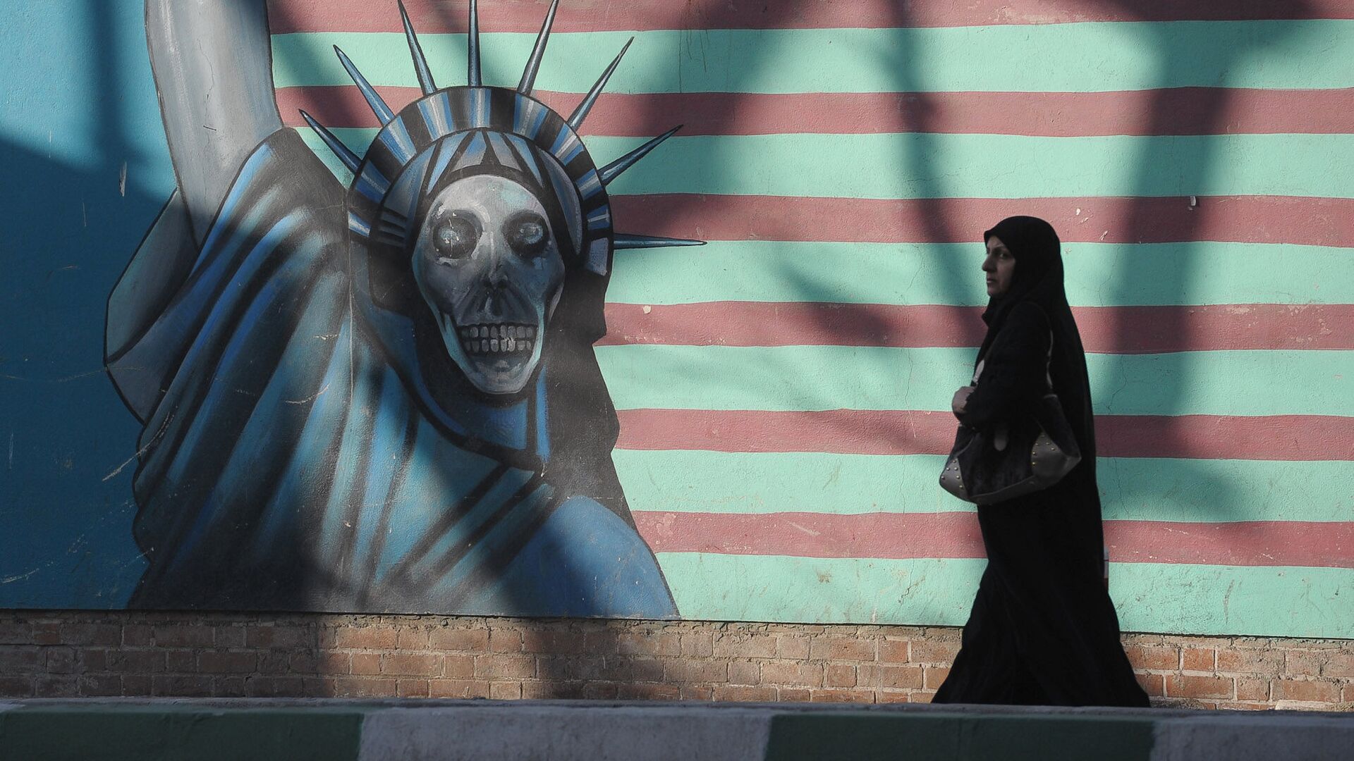Граффити на стене бывшего посольства США в Тегеране. - Sputnik Армения, 1920, 14.12.2022