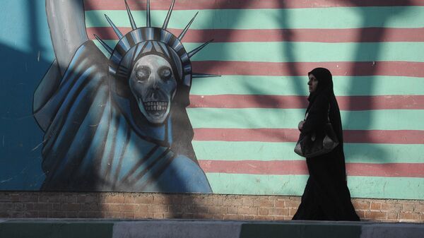 Граффити на стене бывшего посольства США в Тегеране. - Sputnik Армения