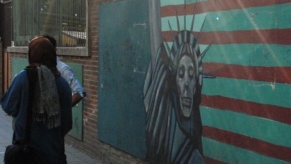 Граффити на стене бывшего посольства США в Тегеране. - Sputnik Армения