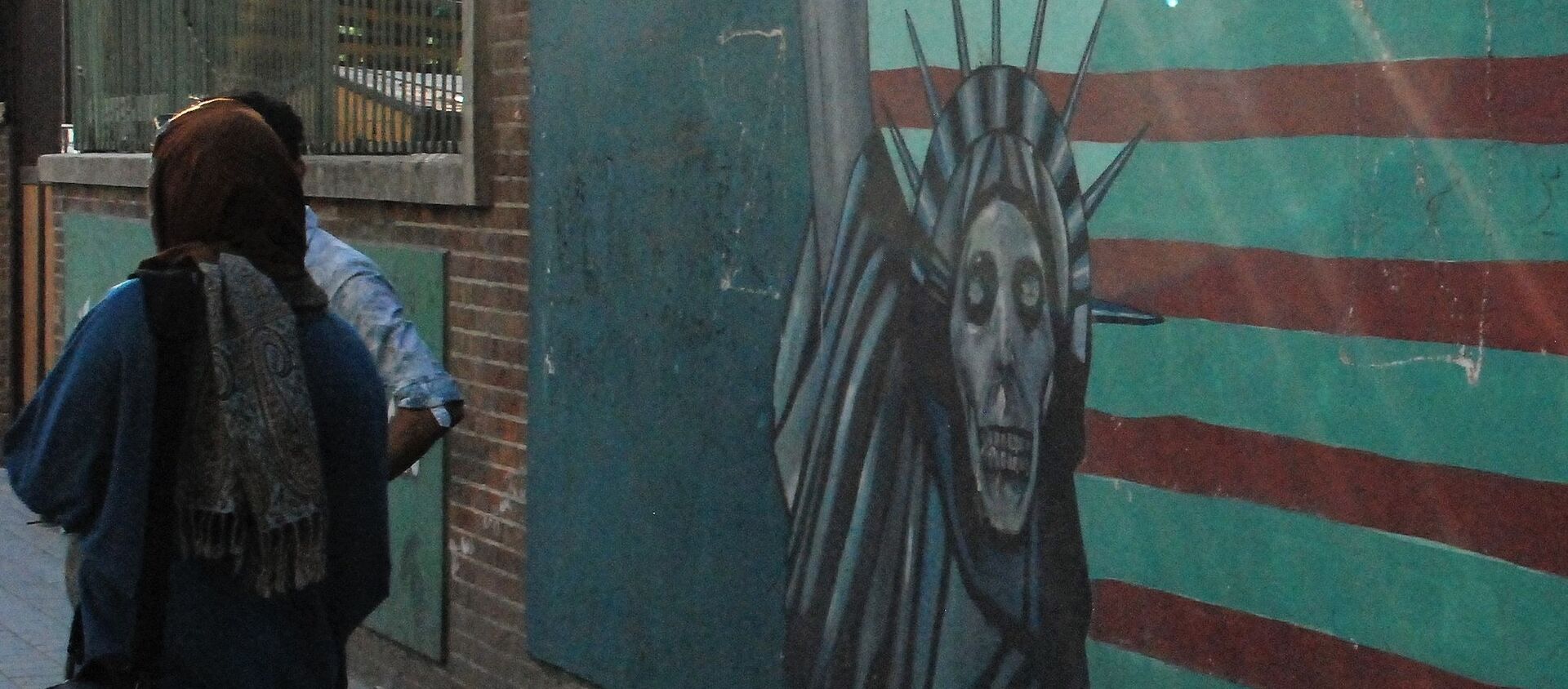 Граффити на стене бывшего посольства США в Тегеране. - Sputnik Армения, 1920, 09.04.2021