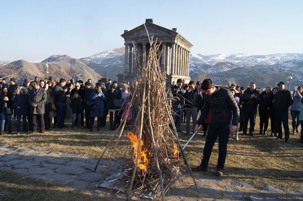 Языческий Трндез в христианской Армении - кто и почему отмечает огненный праздник Языческий Трндез в христианской Армении - кто и почему отмечает огненный праздник - Sputnik Армения
