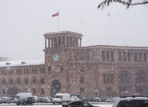 Снегоуборочная техника работает в усиленном режиме, движение на дорогах осложнено из-за гололеда - Sputnik Армения