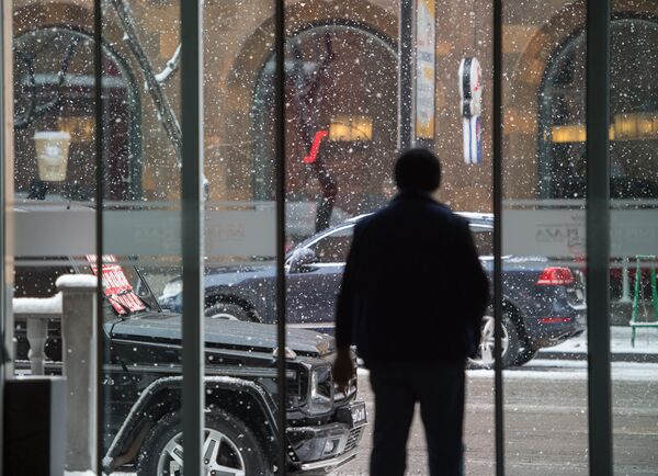 От обильного снега люди прятались в офисных зданиях и кафе - Sputnik Армения