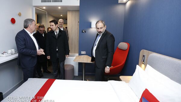 Премьер-министр Никол Пашинян на открытии отеля Holliday Inn Express (15 февраля 2019). Еревaн - Sputnik Արմենիա
