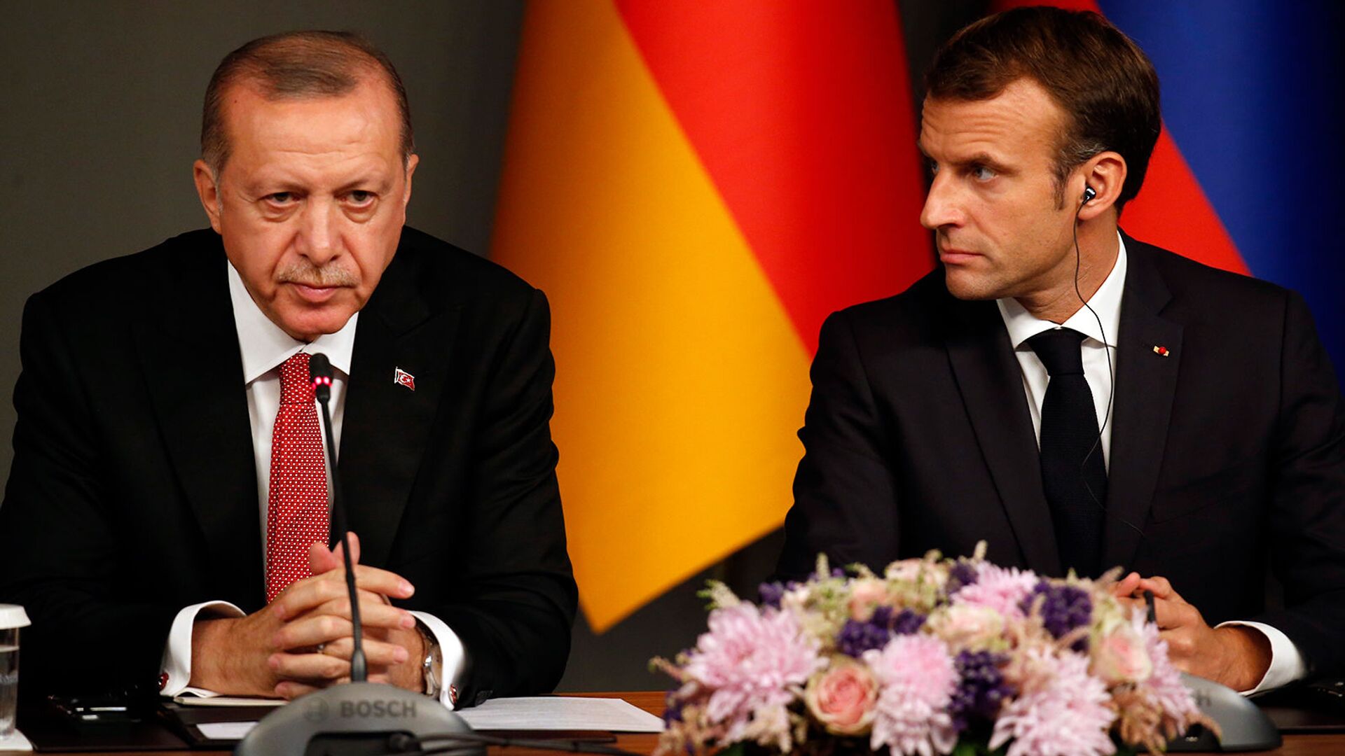 Президенты Турции и Франции Реджеп Тайип Эрдоган и Эммануэль Макрон на пресс-конференции по итогам саммита по Сирии (27 октября 2018). Стамбул - Sputnik Армения, 1920, 29.06.2022
