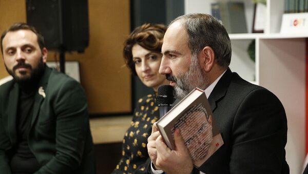 Никол Пашинян представил свою книгу (16 февраля 2019). Ереван - Sputnik Армения