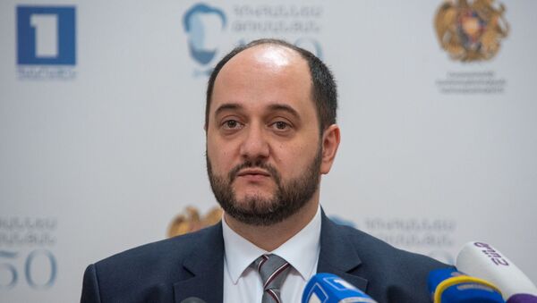 Министр образования и науки Араик Арутюнян на церемонии гашения марки к 150-летию Ованеса Туманяна (18 февраля 2019). Еревaн - Sputnik Армения