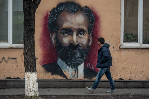 Прохожие у граффити Туманяна в Ереване - Sputnik Армения