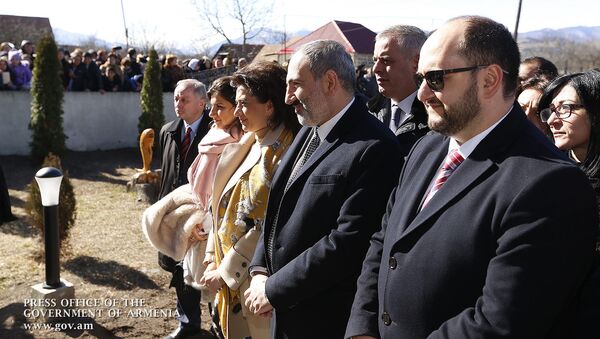 Премьер-министр Никол Пашинян с супругой и старшей дочерью посетил родное село Ованнеса Туманяна (19 февраля 2019). Дсег - Sputnik Արմենիա
