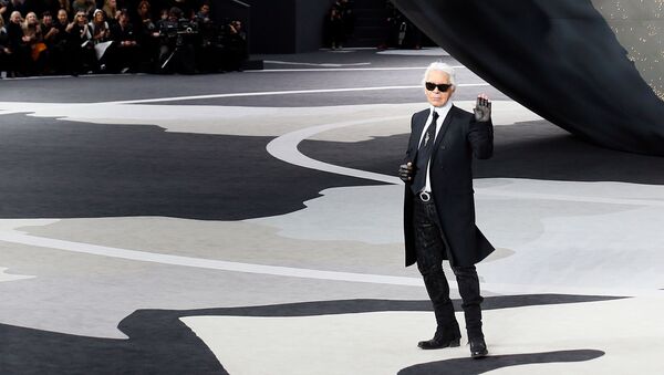 Модельер Карл Лагерфельд в конце презентации весна-лето Chanel 13-14 ready-to-wear (5 марта 2013). Париж - Sputnik Армения
