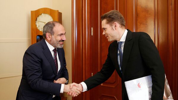 Премьер-министр Никол Пашинян принял соучредителя фонда Азнавур Николя Азнавура (20 февраля 2019). Еревaн - Sputnik Армения