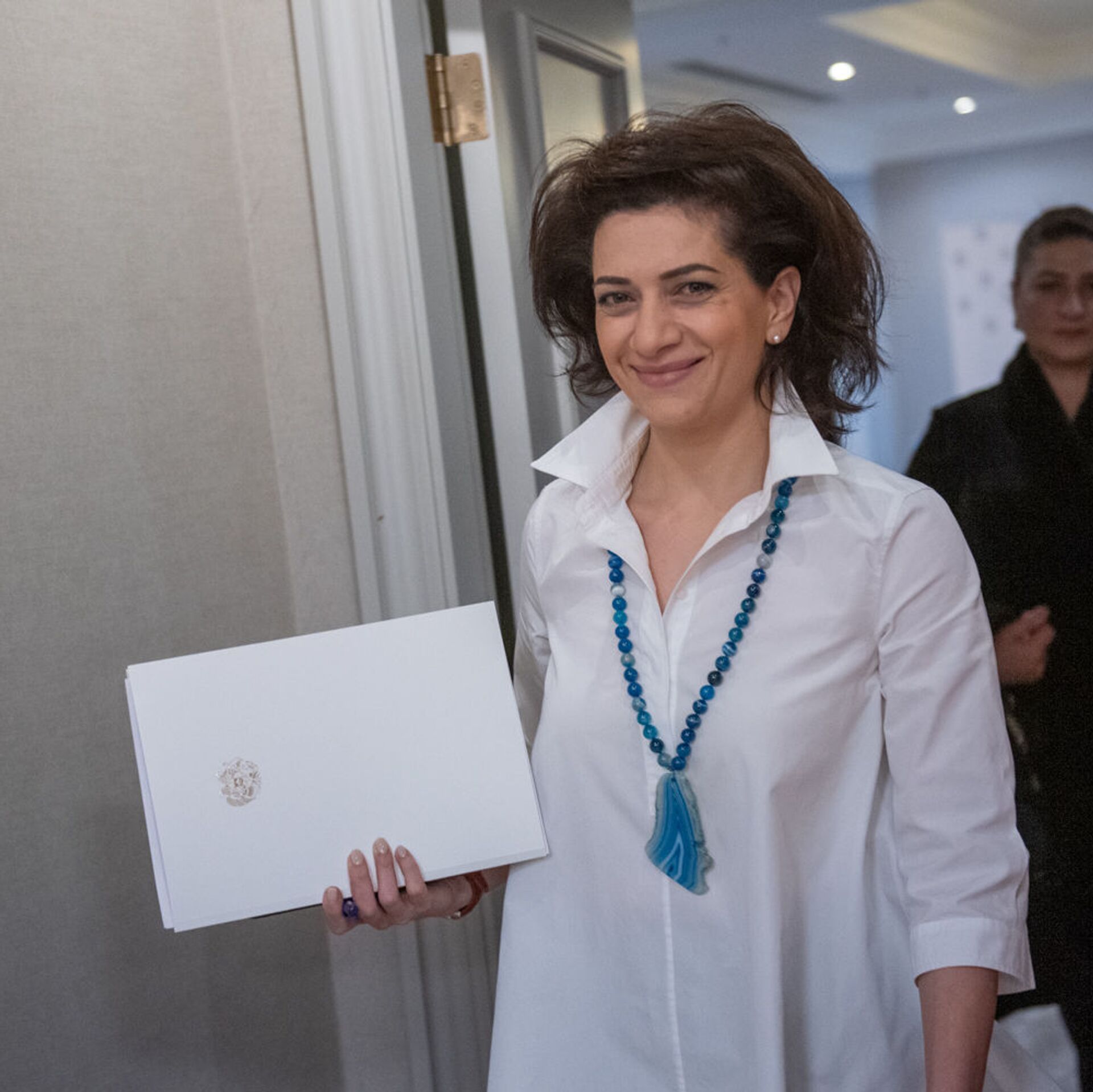 Nikol pashinyan anna hakobyan. Акопян жена пашиняна. Никол пашинян дочь мариам. Акопян жена пашиняна. Акопян жена пашиняна.