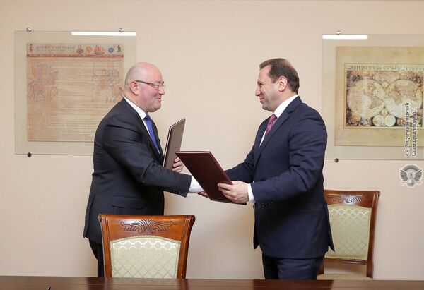 Իզորիան և Տոնոյանը քննարկում են անցկացրել։ Իզորիան և Տոնոյանը քննարկում են անցկացրել։ - Sputnik Արմենիա